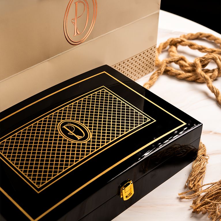 هدايا خشب بيانو ومخمل انيق vvip